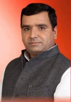 SP leads in Azamgarh, trails in Rampur in LS bypolls SP leads in Azamgarh, trails in Rampur in LS bypolls