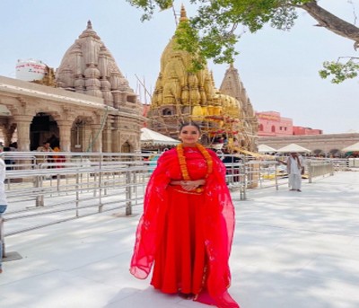 Esha Gupta visits Kashi Vishwanath temple to seek blessings for 'Aashram 3'