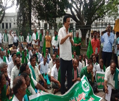 K'taka farmers protest against RBI, demand change in loan policy