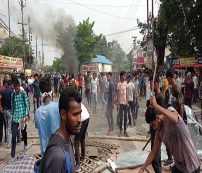 Agnipath protests: Angry mob attacks BJP MLA's house in Bihar's Chapra Agnipath protests: Angry mob attacks BJP MLA's house in Bihar's Chapra
