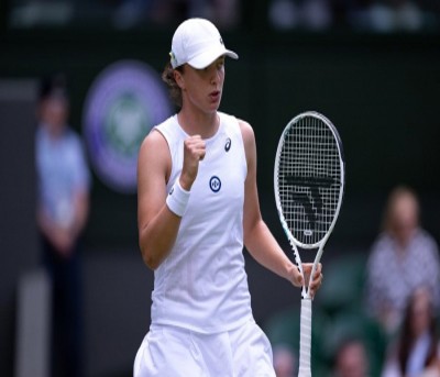 Wimbledon 2022: Swiatek safely through to second round