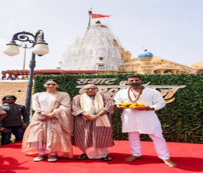 Akshay Kumar, team 'Samrat Prithviraj' pay visit to Somnath Temple Akshay Kumar, team 'Samrat Prithviraj' pay visit to Somnath Temple
