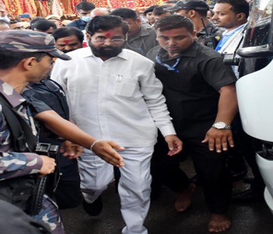 Rebel Maha MLAs land in Goa for overnight stay Rebel Maha MLAs land in Goa for overnight stay