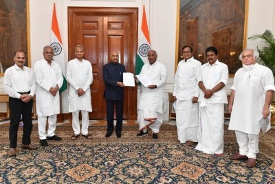 Agnipath row: Cong delegation meets President Kovind Agnipath row: Cong delegation meets President Kovind