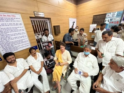 Delhi: Priyanka meets detained party leaders at police station Delhi: Priyanka meets detained party leaders at police station