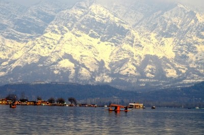 7 tourists rescued by owner of sinking houseboat in J&K's Dal Lake 7 tourists rescued by owner of sinking houseboat in J&K's Dal Lake