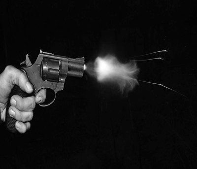 Cop fires indiscriminately on Kolkata street, kills woman before shooting self Cop fires indiscriminately on Kolkata street, kills woman before shooting self