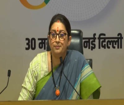 Cong leaders on streets to save Gandhi family's assets: Smriti Irani Cong leaders on streets to save Gandhi family's assets: Smriti Irani