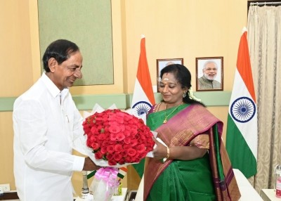 After cold war, Telangana CM shares dais with Governor After cold war, Telangana CM shares dais with Governor