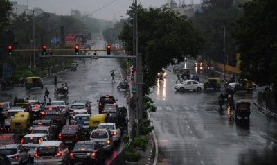 Traffic jams, waterlogging as heavy rain lashes Delhi Traffic jams, waterlogging as heavy rain lashes Delhi
