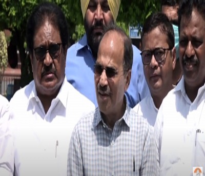 Cong MPs meet LS Speaker, complain about Delhi Police Cong MPs meet LS Speaker, complain about Delhi Police