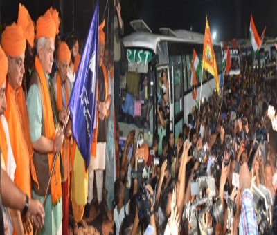 J&K Lt Guv invites political leaders to discuss smooth conduct of Amarnath Yatra J&K Lt Guv invites political leaders to discuss smooth conduct of Amarnath Yatra