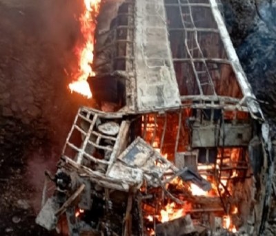 Seven from Hyderabad killed in K'taka road accident Seven from Hyderabad killed in K'taka road accident