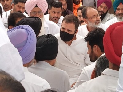 Rahul reaches Moosewala's native village, expresses grief with parents Rahul reaches Moosewala's native village, expresses grief with parents