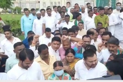 Agnipath stir: Mahagathbandhan leaders in Bihar march to Raj Bhawan Agnipath stir: Mahagathbandhan leaders in Bihar march to Raj Bhawan