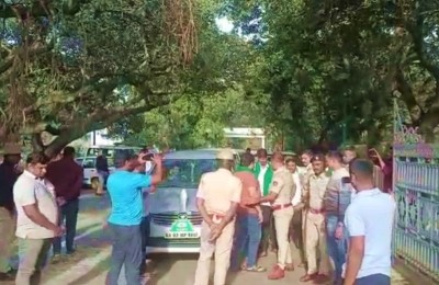 K'taka police detain Congress leader ahead of Modi visit K'taka police detain Congress leader ahead of Modi visit
