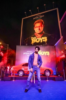 Shahid Kapoor brings out essence of 'The Boys' through stunts at launch event Shahid Kapoor brings out essence of 'The Boys' through stunts at launch event