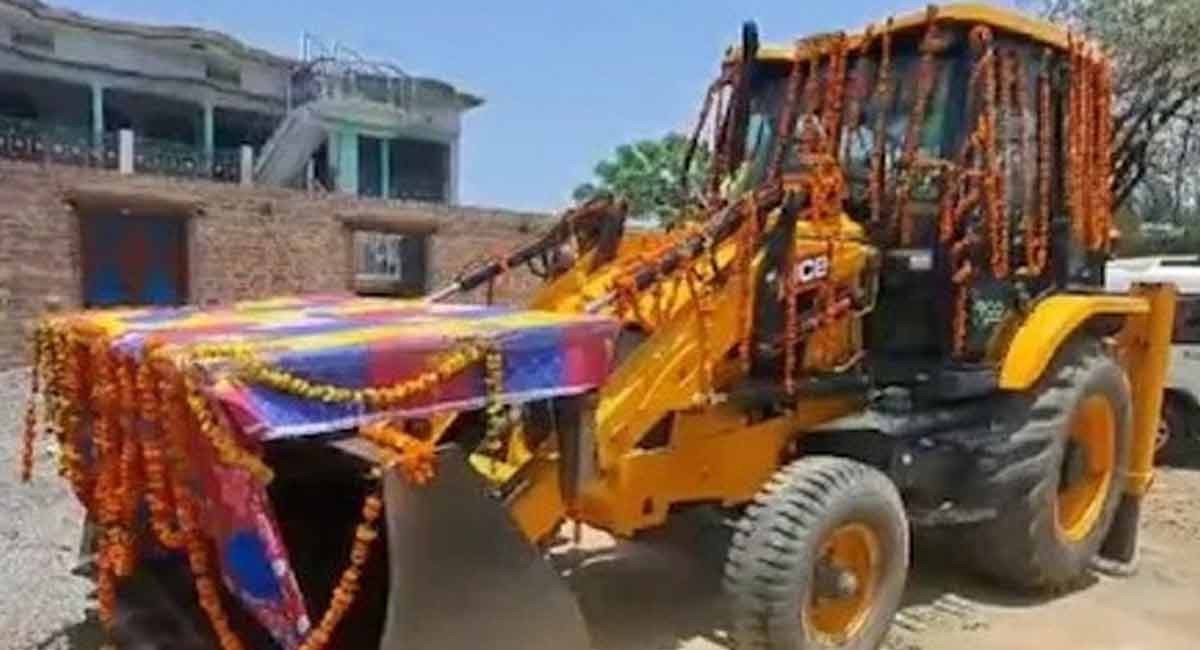 Groom rides bulldozer to bride's house in UP Groom rides bulldozer to bride's house in UP
