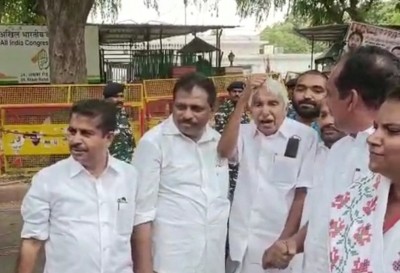 78-year-old Oommen Chandy's sloganeering for Rahul Gandhi goes viral 78-year-old Oommen Chandy's sloganeering for Rahul Gandhi goes viral