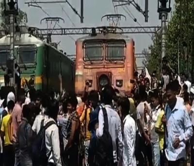 Train stopped in Delhi over protest against Agnipath Scheme Train stopped in Delhi over protest against Agnipath Scheme