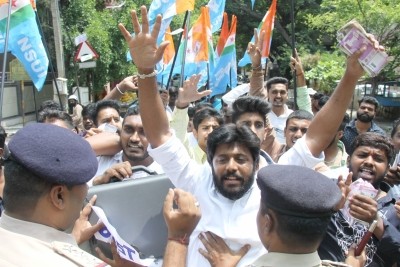 NSUI members try to lay siege to Raj Bhavan in Hyderabad NSUI members try to lay siege to Raj Bhavan in Hyderabad