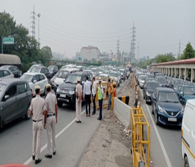 Agnipath protest: Traffic congestion at Delhi borders as police check vehicles Agnipath protest: Traffic congestion at Delhi borders as police check vehicles