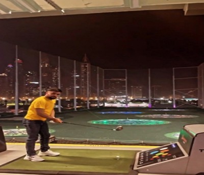 Rashid Khan plays the 'helicopter' with a golf club in UAE; video goes viral Rashid Khan plays the 'helicopter' with a golf club in UAE; video goes viral