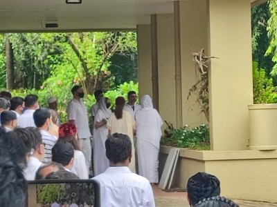Realty tycoon Pallonji Mistry accorded funeral with full state honours Realty tycoon Pallonji Mistry accorded funeral with full state honours