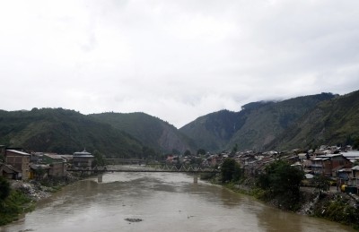 Incessant rainfall swells up rivers, tributaries in J&K Incessant rainfall swells up rivers, tributaries in J&K