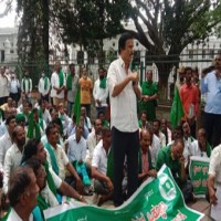 K'taka farmers protest against RBI, demand change in loan policy