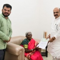 K'taka CM hands over BDA site for environmentalist Saalumarada Thimmakka