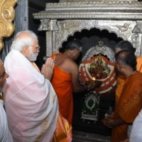 Modi offers prayers to goddess Chamundeshwari in K'taka; Mysuru all set Yoga Day event