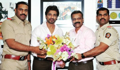 Actor Nikhil Dwivedi felicitated by Mumbai Police's State Intelligence Unit Actor Nikhil Dwivedi felicitated by Mumbai Police's State Intelligence Unit