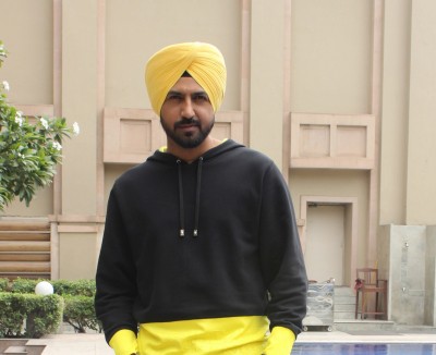Actor-singer Gippy Grewal barred from entering Pak via Wagah border: Report Actor-singer Gippy Grewal barred from entering Pak via Wagah border: Report