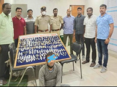 Thief who burgled Rs 2 crore worth luxury watches held in K'taka Thief who burgled Rs 2 crore worth luxury watches held in K'taka