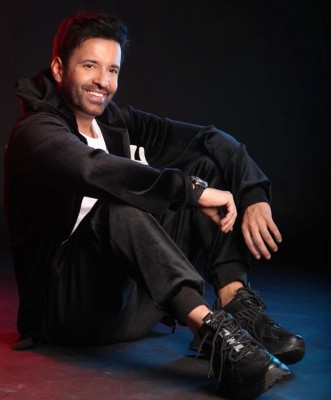 Aamir Ali flies to South Africa to resume Hansal Mehta's web series Aamir Ali flies to South Africa to resume Hansal Mehta's web series