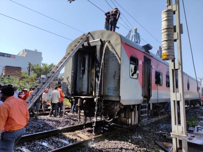 Maha: Fire erupts in Gandhidham-Puri Superfast Express, no casualties Maha: Fire erupts in Gandhidham-Puri Superfast Express, no casualties