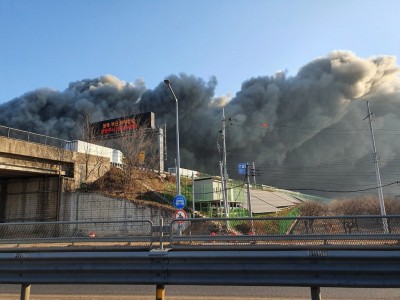 2 firefighters dead, 1 missing in S.Korea warehouse blaze 2 firefighters dead, 1 missing in S.Korea warehouse blaze