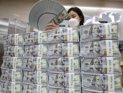 S.Korea's foreign currency trading hits record high in 2021 S.Korea's foreign currency trading hits record high in 2021