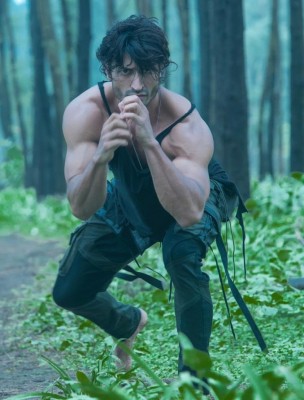 Vidyut Jammwal makes donation for future of Kalaripayattu Vidyut Jammwal makes donation for future of Kalaripayattu