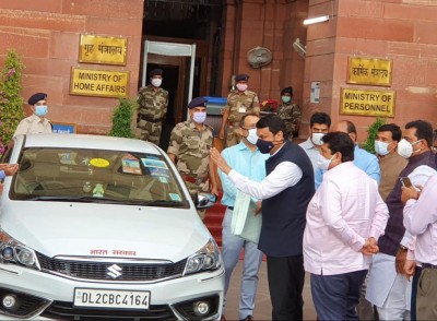 Postings racket: Fadnavis turns heat on MVA, hands over crucial docs to Home Secy Postings racket: Fadnavis turns heat on MVA, hands over crucial docs to Home Secy