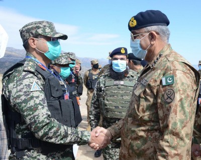 Vigilance pivotal to thwart hostile attempts to create chaos: Pak Army Chief Vigilance pivotal to thwart hostile attempts to create chaos: Pak Army Chief