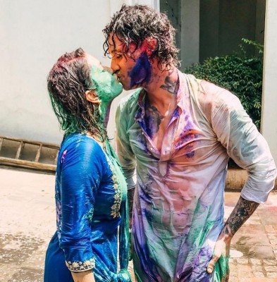 Sunny Leone's Holi kiss with hubby Sunny Leone's Holi kiss with hubby