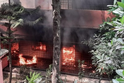 B'desh militants set fire to central library B'desh militants set fire to central library