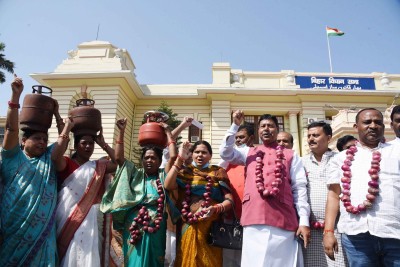 RJD MLAs protest with LPG cylinders, onions in Vidhan Sabha RJD MLAs protest with LPG cylinders, onions in Vidhan Sabha