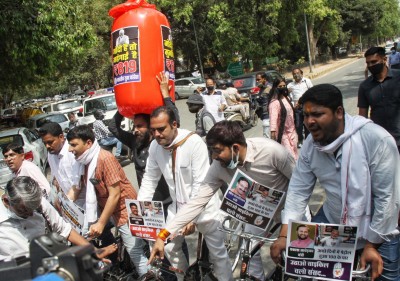 Fuel price hike: Youth Cong workers protest in Delhi Fuel price hike: Youth Cong workers protest in Delhi