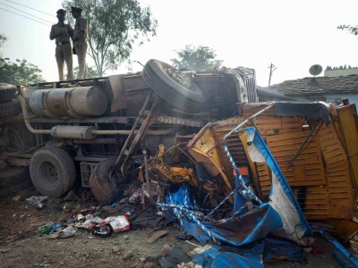Milk van, mini truck collision kills 5 in Andhra Milk van, mini truck collision kills 5 in Andhra