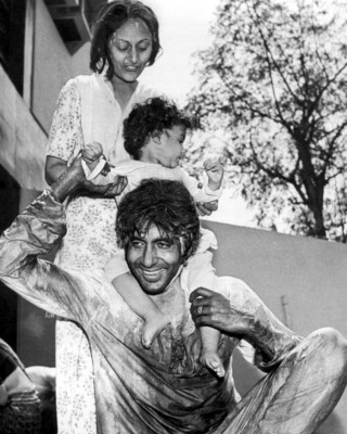 Bollywood wishes fans on Holi Bollywood wishes fans on Holi