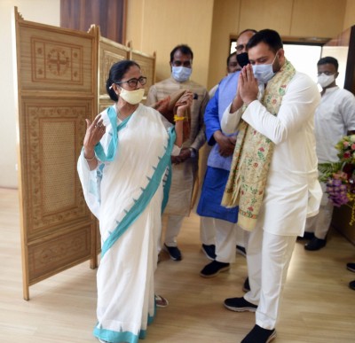 Tejashwi meets Mamata, promises her support Tejashwi meets Mamata, promises her support