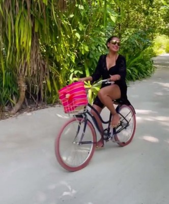 Bipasha Basu goes cycling in black bikini Bipasha Basu goes cycling in black bikini